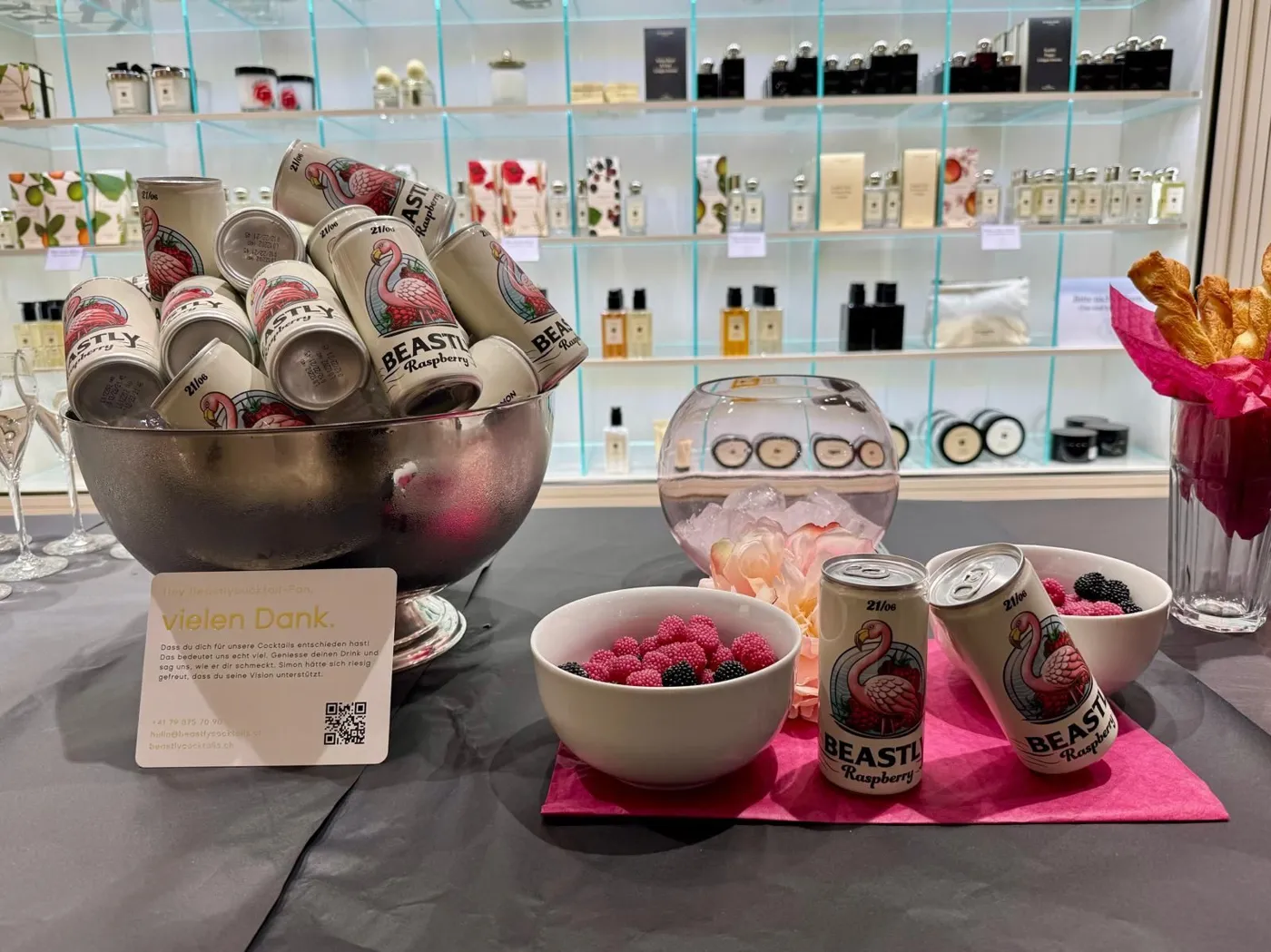 Beastly Raspberry Dosen im Eiskübel, Gläser mit Himbeeren